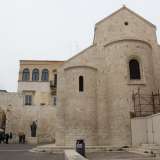 Pi� defilata si trova la chiesa bizantina di San Gregorio, risalente al 1015